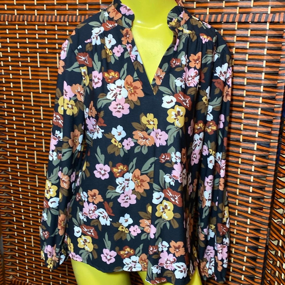 Cure size M women’s long sleeve eve black floral blouse, beautiful neckline